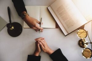 ¿Puedo presentar una demanda de indemnización laboral?